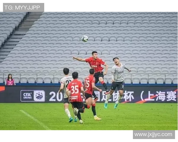 上海足球队灵活性揭秘：战术创新与球员适应性的完美结合